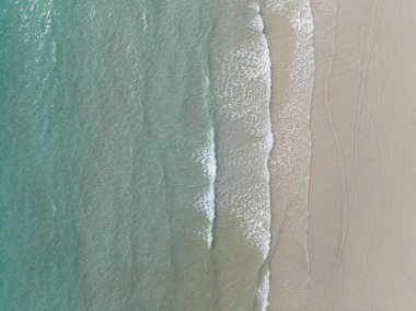 Tayland Körfezi 'nin turkuaz deniz suyuyla güzel plajın hava aracı manzarası. Kood Adası, Tayland.