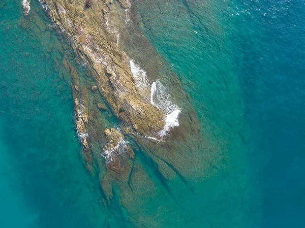 Вид Воздушного Беспилотника Скалистое Побережье Красивую Бирюзовую Морскую Воду Залива — стоковое фото