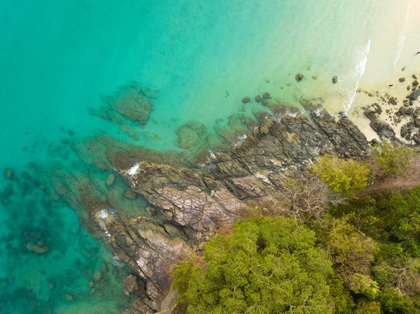 Letecký Bezpilotní Pohled Krásnou Pláž Tyrkysovou Mořskou Vodou Palmami Thajském — Stock fotografie