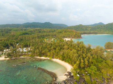 Turkuaz deniz suyu ve Tayland Körfezi 'nin palmiye ağaçları ile güzel kumsal manzarası. Kood Adası, Tayland.
