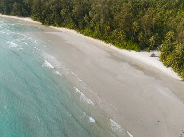 Stock image Aerial drone view of beautiful beach with turquoise sea water and palm trees of Gulf of Thailand. Kood island, Thailand.