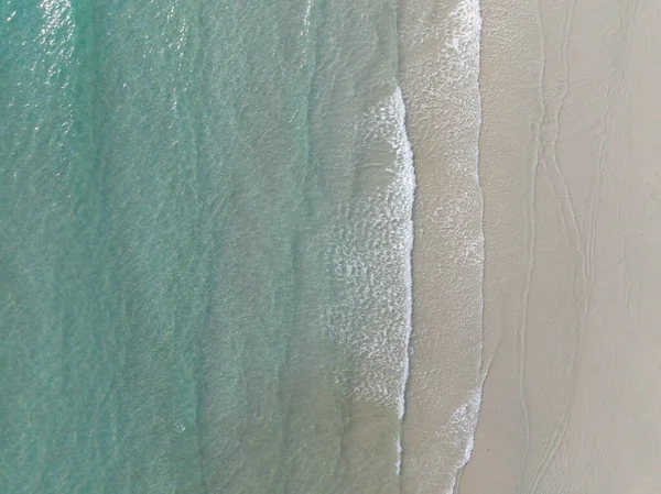 Vista Aérea Del Dron Hermosa Playa Con Agua Mar Turquesa —  Fotos de Stock
