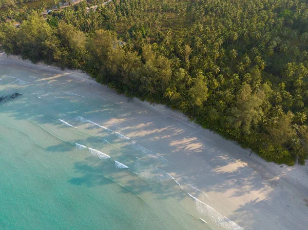 Вид Воздушного Беспилотника Красивый Пляж Бирюзовой Морской Водой Пальмами Заливе — стоковое фото