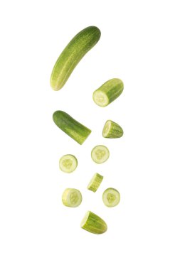 Düşen salatalık dilimi kırpma yolu ile beyaz arkaplanda izole edildi.