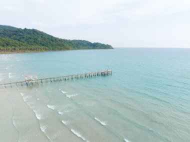 Turkuaz deniz suyu ve Tayland Körfezi 'nin palmiye ağaçları ile güzel kumsal manzarası. Kood Adası, Tayland.