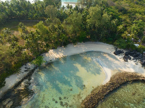 Veduta Aerea Drone Bella Spiaggia Con Acqua Mare Turchese Palme — Foto Stock