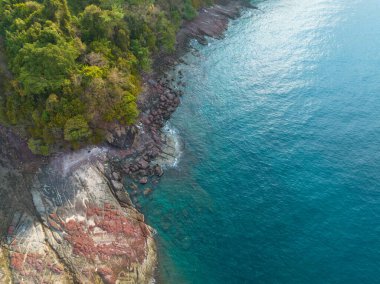 Kayalık kıyı şeridinin hava aracı görüntüsü ve Tayland Körfezi 'nin güzel turkuaz deniz suyu. Kood Adası, Tayland.