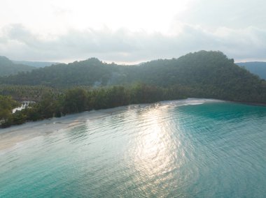 Turkuaz deniz suyu ve Tayland Körfezi 'nin palmiye ağaçları ile güzel kumsal manzarası. Kood Adası, Tayland.