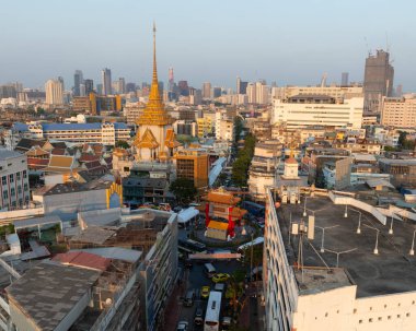 Çin Mahallesi Kapısı ve Traimit Withayaram Tapınağı 'nın havadan görünüşü Tayland, Bangkok' un en ünlü turistik merkezi..