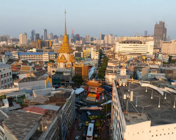 Çin Mahallesi Kapısı ve Traimit Withayaram Tapınağı 'nın havadan görünüşü Tayland, Bangkok' un en ünlü turistik merkezi..