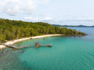 Turkuaz deniz suyu ve Tayland Körfezi 'nin palmiye ağaçları ile güzel kumsal manzarası. Kood Adası, Tayland.