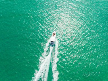 Su denizinde yüksek hızda sürat teknesinin hava görüntüsü, Drone görüntüsü..