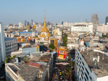 Çin Mahallesi Kapısı ve Traimit Withayaram Tapınağı 'nın havadan görünüşü Tayland, Bangkok' un en ünlü turistik merkezi..