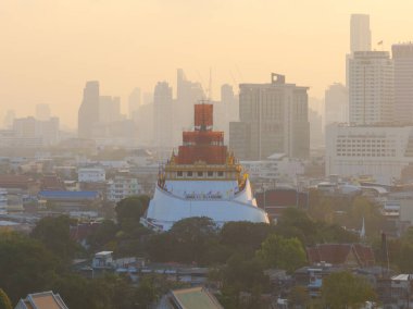 Bangkok, Tayland 'ın en ünlü turistik merkezi olan Saket Tapınağı' nda Altın Dağ 'ın havadan görünüşü göze çarpıyor..