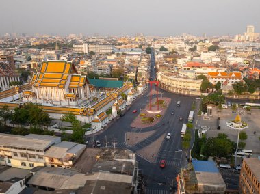 Kızıl Dev Salıncak ve Suthat Thepwararam Tapınağı 'nın gündoğumu sahnesinin havadan görünüşü Tayland' ın Bangkok kentindeki en ünlü turistik mekan..