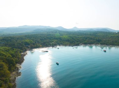 Turkuaz deniz suyu ve Tayland Körfezi ağaçlarıyla güzel kumsal manzarası. Kood Adası, Tayland.