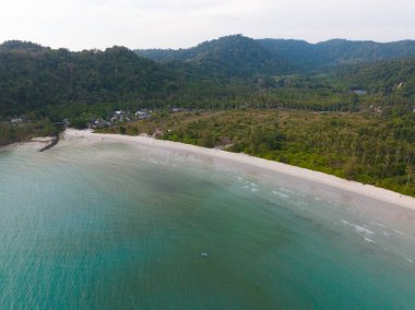 Turkuaz deniz suyu ve Tayland Körfezi 'nin palmiye ağaçları ile güzel kumsal manzarası. Kood Adası, Tayland.
