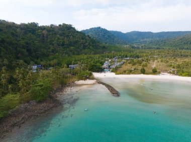 Turkuaz deniz suyu ve Tayland Körfezi 'nin palmiye ağaçları ile güzel kumsal manzarası. Kood Adası, Tayland.