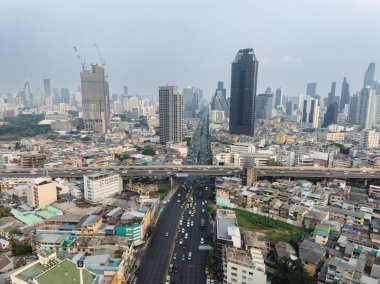 Bangkok şehir merkezi, iş şehri, Bangkok, Tayland üzerinde uçan bir hava manzarası.