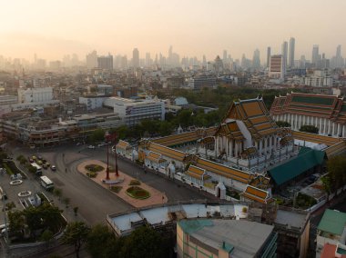 Kızıl Dev Salıncak ve Suthat Thepwararam Tapınağı 'nın gündoğumu sahnesinin havadan görünüşü Tayland' ın Bangkok kentindeki en ünlü turistik mekan..