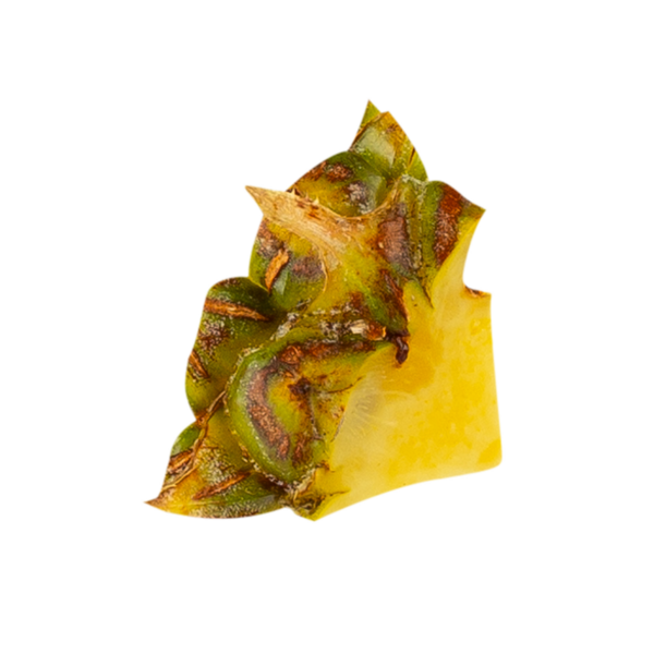 Ananas dilimleri tam derinlikte kesilmiş..