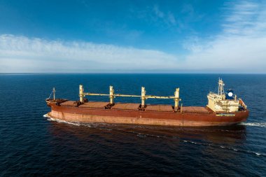 Güneşli yaz gününde denizde büyük boş bir kargo gemisi.