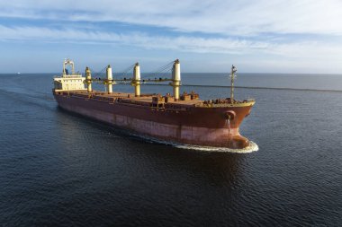 Güneşli yaz gününde denizde büyük boş bir kargo gemisi.