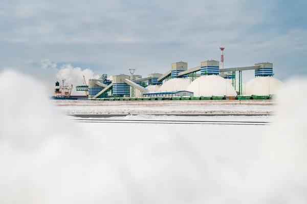 多雪冬季的工业港口 前景广阔的建筑物 — 图库照片