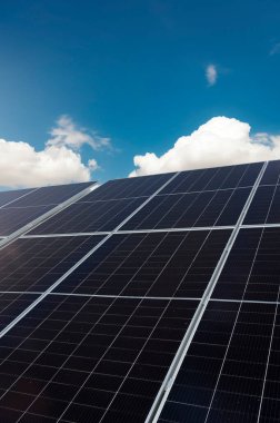 Güneşli yaz gününde açık bir alanda büyük güneş panelleri