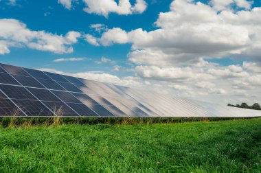 Güneşli yaz gününde açık bir alanda büyük güneş panelleri