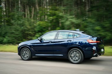 Riga, Letonya - Eylül 05 2023, New BMW SUV X4 modeli, açık havada yakalandı