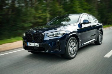 Riga, Letonya - Eylül 05 2023, New BMW SUV X4 modeli, açık havada yakalandı