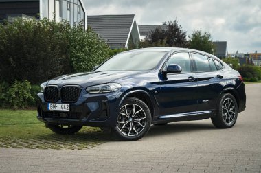 Riga, Letonya - Eylül 05 2023, New BMW SUV X4 modeli, açık havada yakalandı