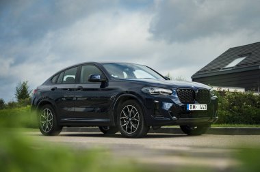 Riga, Letonya - Eylül 05 2023, New BMW SUV X4 modeli, açık havada yakalandı