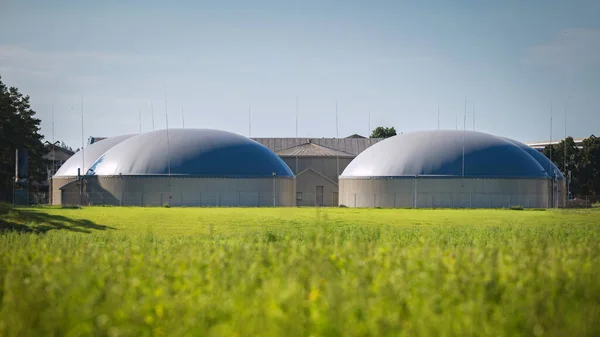 Doğal gaz deposu için büyük tanklar. Güneşli yaz gününde