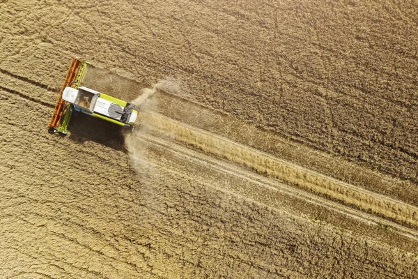 Tarım Alanının Havadan Görünüşü Tahıl Hasadı Makineleri Güneşli Yaz Sabahlarında — Stok fotoğraf