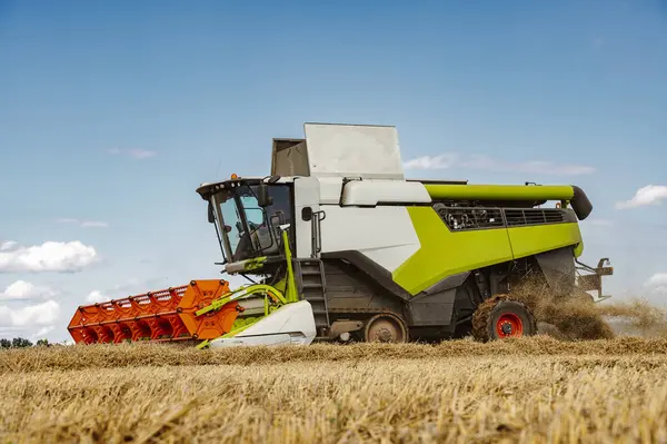 Agriculture Field Heavy Machinery Ready Hrvest Harvesting Season End Summer — Stock Photo, Image