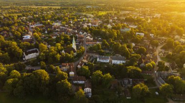 Şehir Kuldiga 'nın hava manzarası, gün batımında eski kasaba. Kuldiga, UNESCO Dünya Mirasının Bir Parçası.