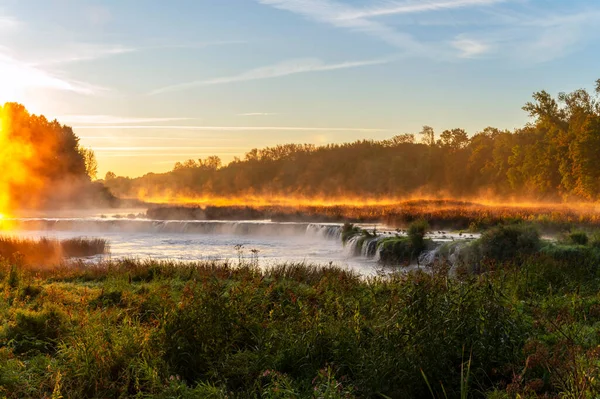 秋天日出时分 欧洲最大瀑布上的日出 拉脱维亚Kuldiga的Ventas Rumba 免版税图库照片