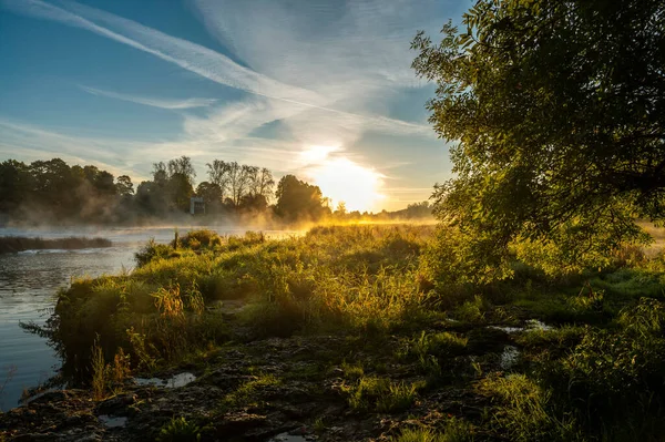 秋天日出时分 欧洲最大瀑布上的日出 拉脱维亚Kuldiga的Ventas Rumba 图库图片