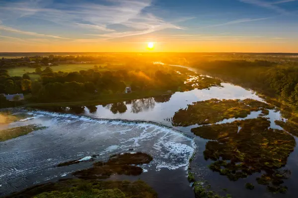 在美丽的日出时分 Venta快速瀑布的鸟瞰全景 Venta快速瀑布是欧洲最大的瀑布 也是欧洲最长的砖桥 图库照片