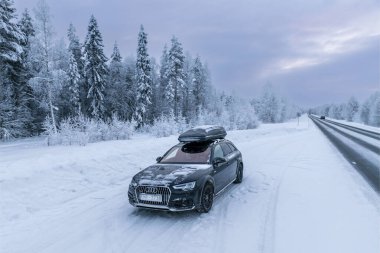 Günbatımında Laponya 'daki güzel kış manzarası.