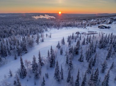 Günbatımında Laponya 'daki güzel kış manzarası.