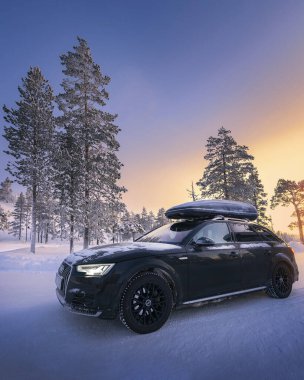 Kışın Laponya 'da güneş doğarken çok kar yağar.