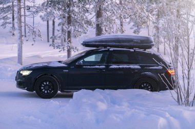 Kışın Laponya 'da güneş doğarken çok kar yağar.