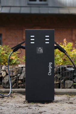Elektrikli araçlar için açık hava şarj istasyonu 
