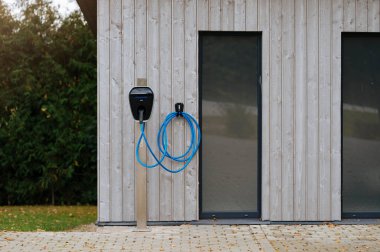 Elektrikli araçlar için açık hava şarj istasyonu 