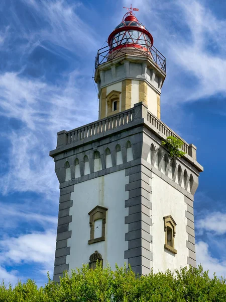 Ondarribia Deniz Feneri Nin Kırmızı Kulesine Yakın Çekim Iki Gözlemevi — Stok fotoğraf