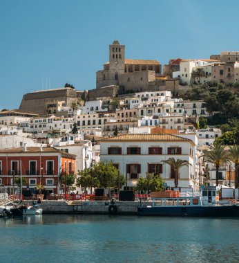 Liman, eski kasaba ve İbiza Kalesi. Sa Marina mahallesi ve mavi gökyüzü ve deniz manzaralı tarihi Dalt villası.