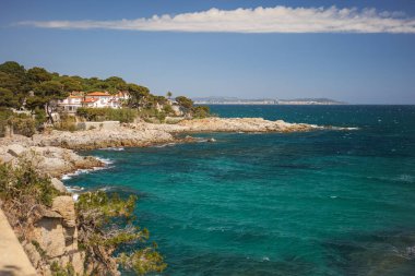 İspanya kıyılarında güzel turkuaz su, güneşli bir günde Katalonya 'da Costa Brava.